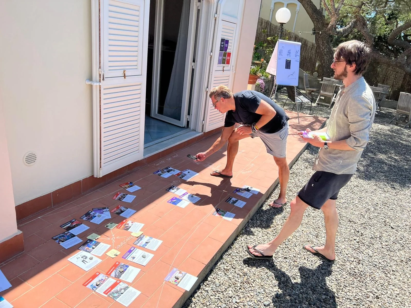 Team plant die Tagesarchitektur auf der Terrasse