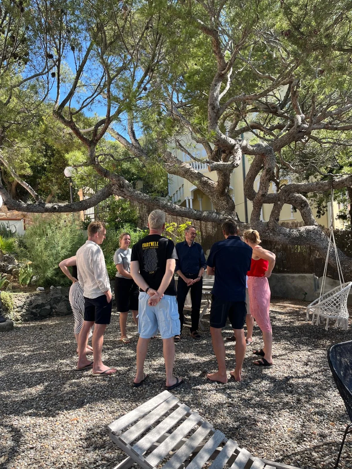 Führungsteam im Gespräch im Garten von Villa Sorriso