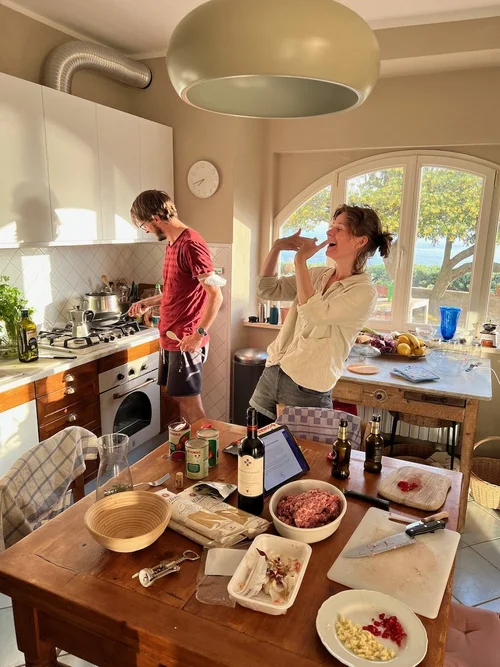 Gemeinsames Kochen während eines Leadership Offsites